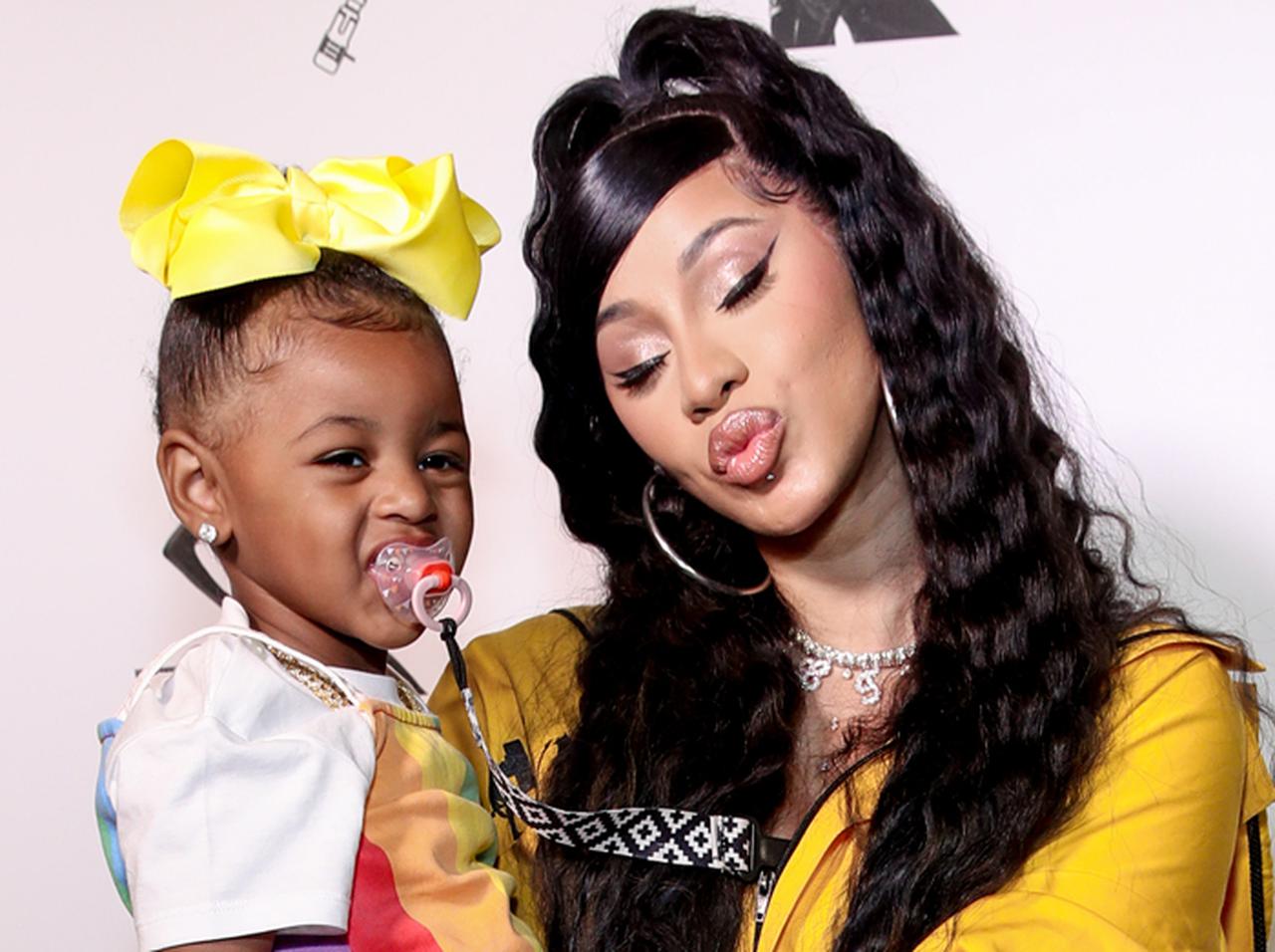 カーディ・B、「セクシーな時間」を2歳娘に邪魔される様子が気まずいの極み