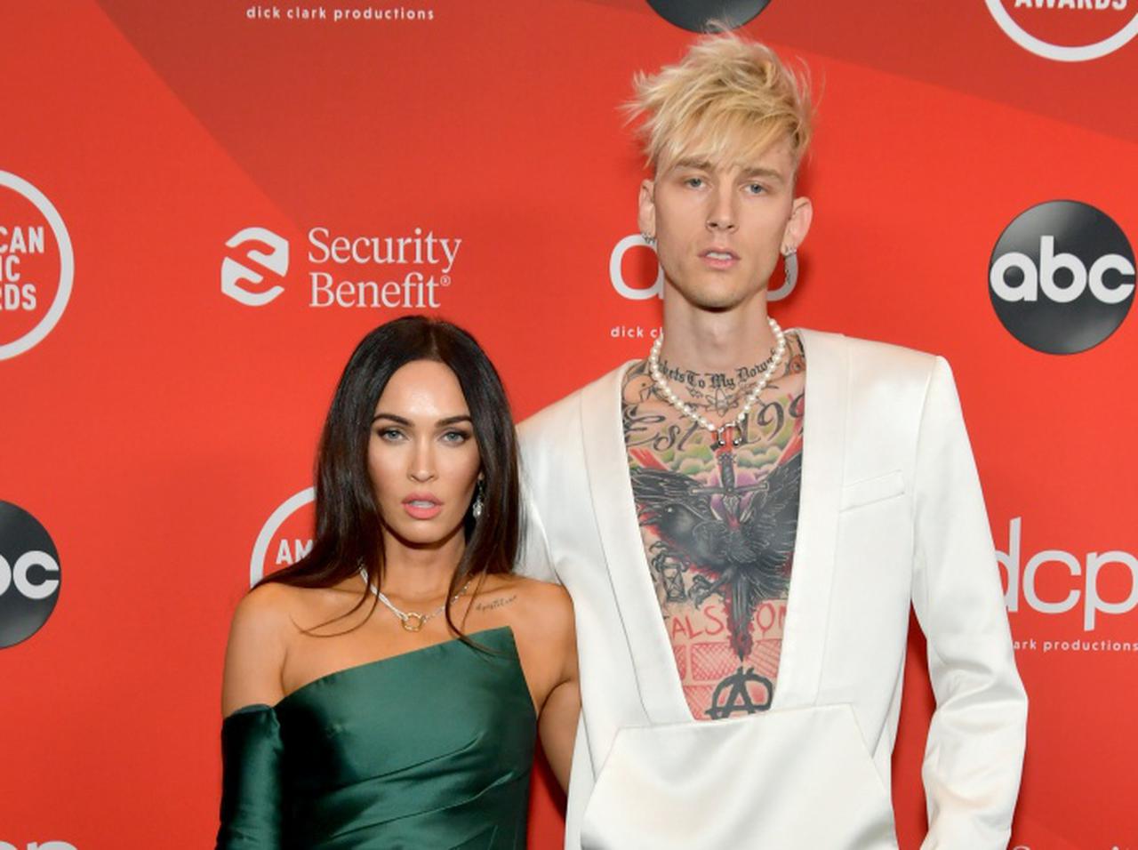 ミーガン・フォックス、恋人マシン・ガン・ケリーのプレゼンターを務める【AMA2020】