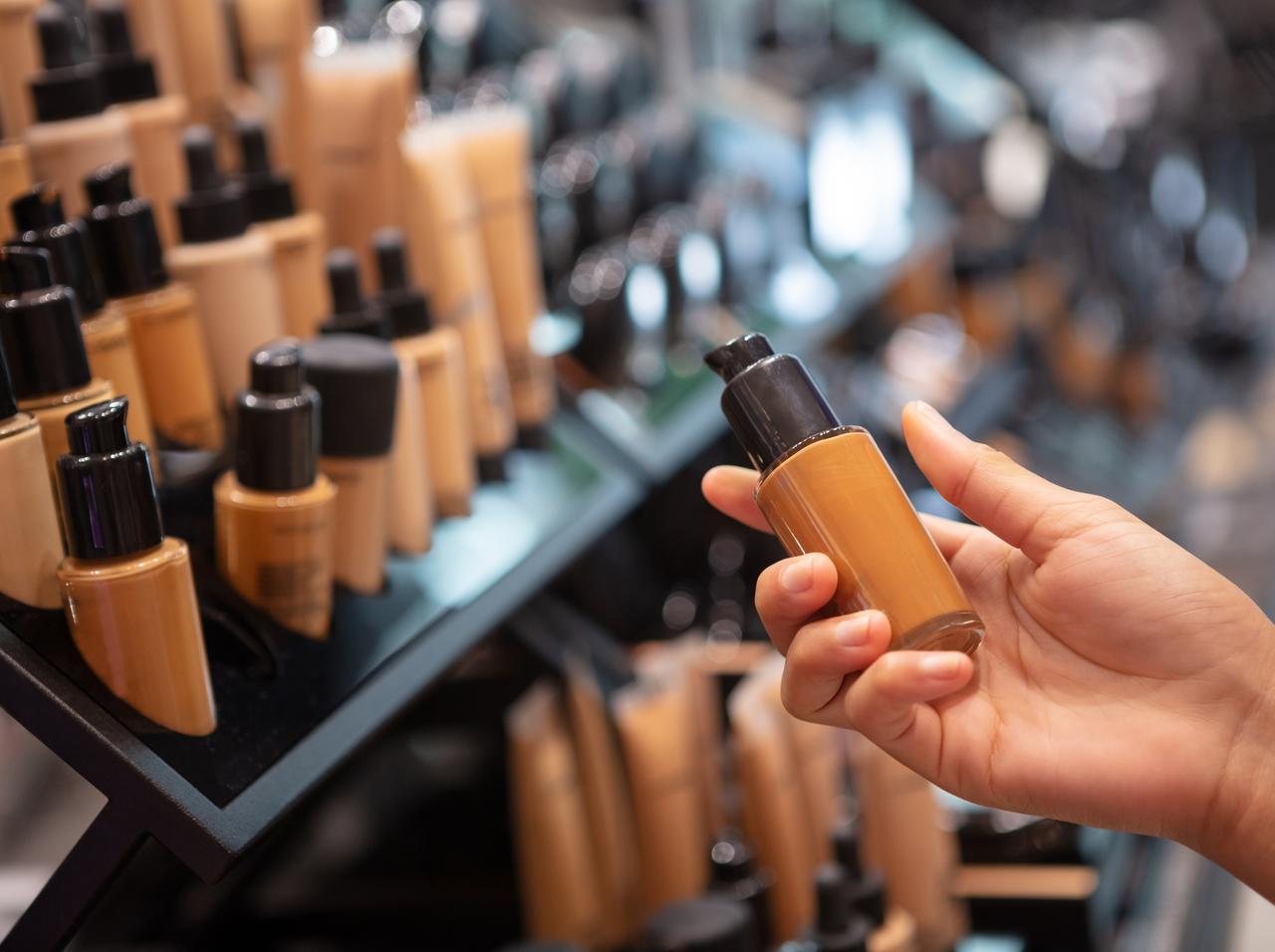 ニキビを気にせずメイクできる!肌に負担をかけないコスメの選び方