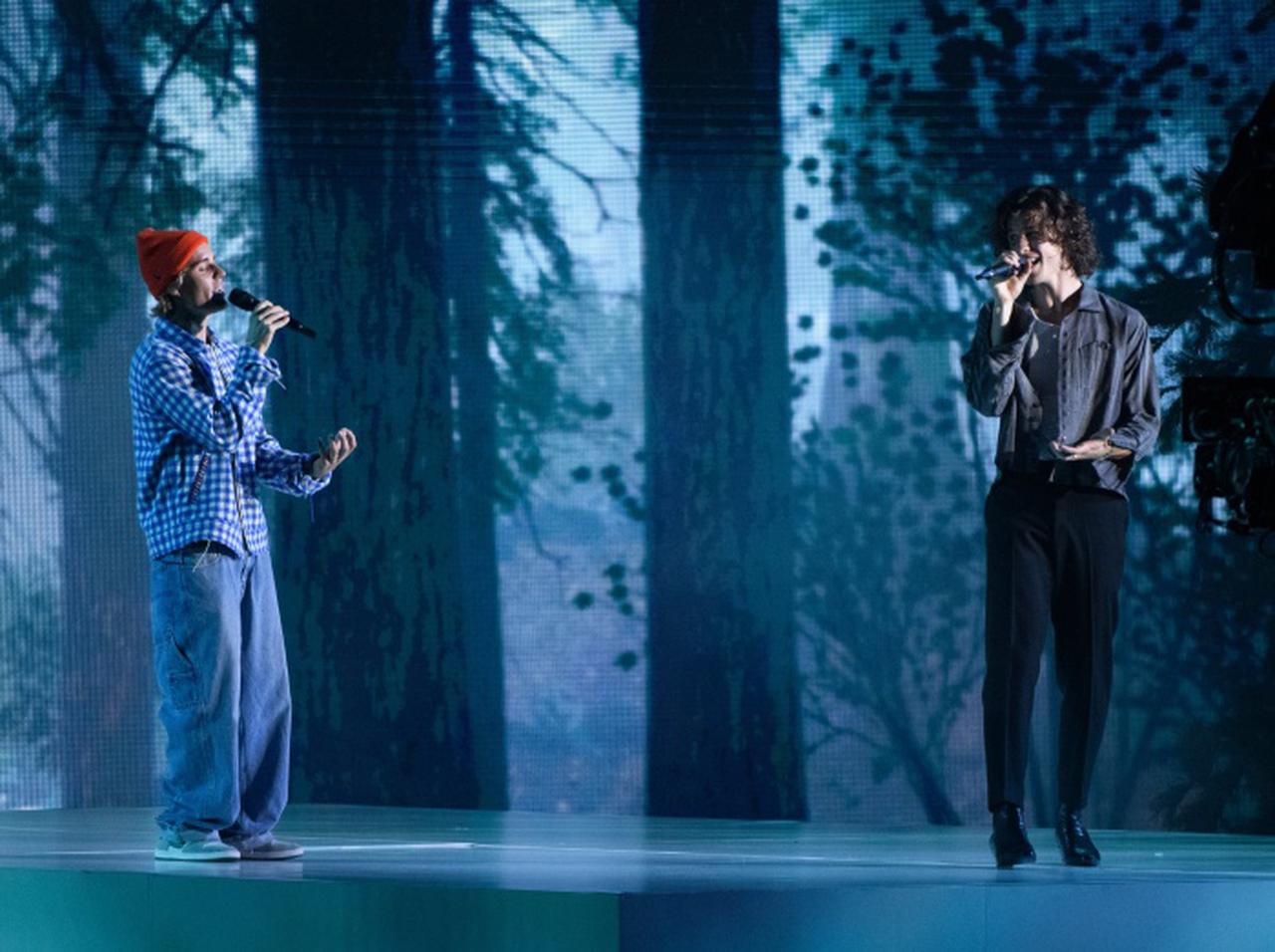 ジャスティン・ビーバー&ショーン・メンデス、AMA2020で「Monster」を披露【AMA2020】