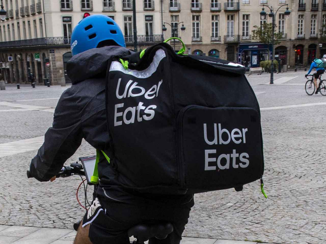 ウーバーイーツの“不安”が現実に、届けられた商品の「中身」を見ると…