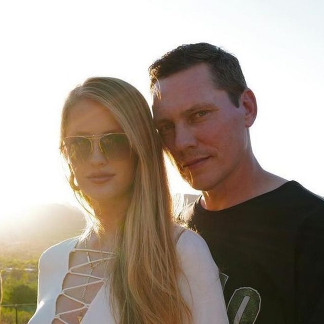 DJのティエストが第1子をお披露目！27歳下のモデル妻を「チャンピオン」と賞賛