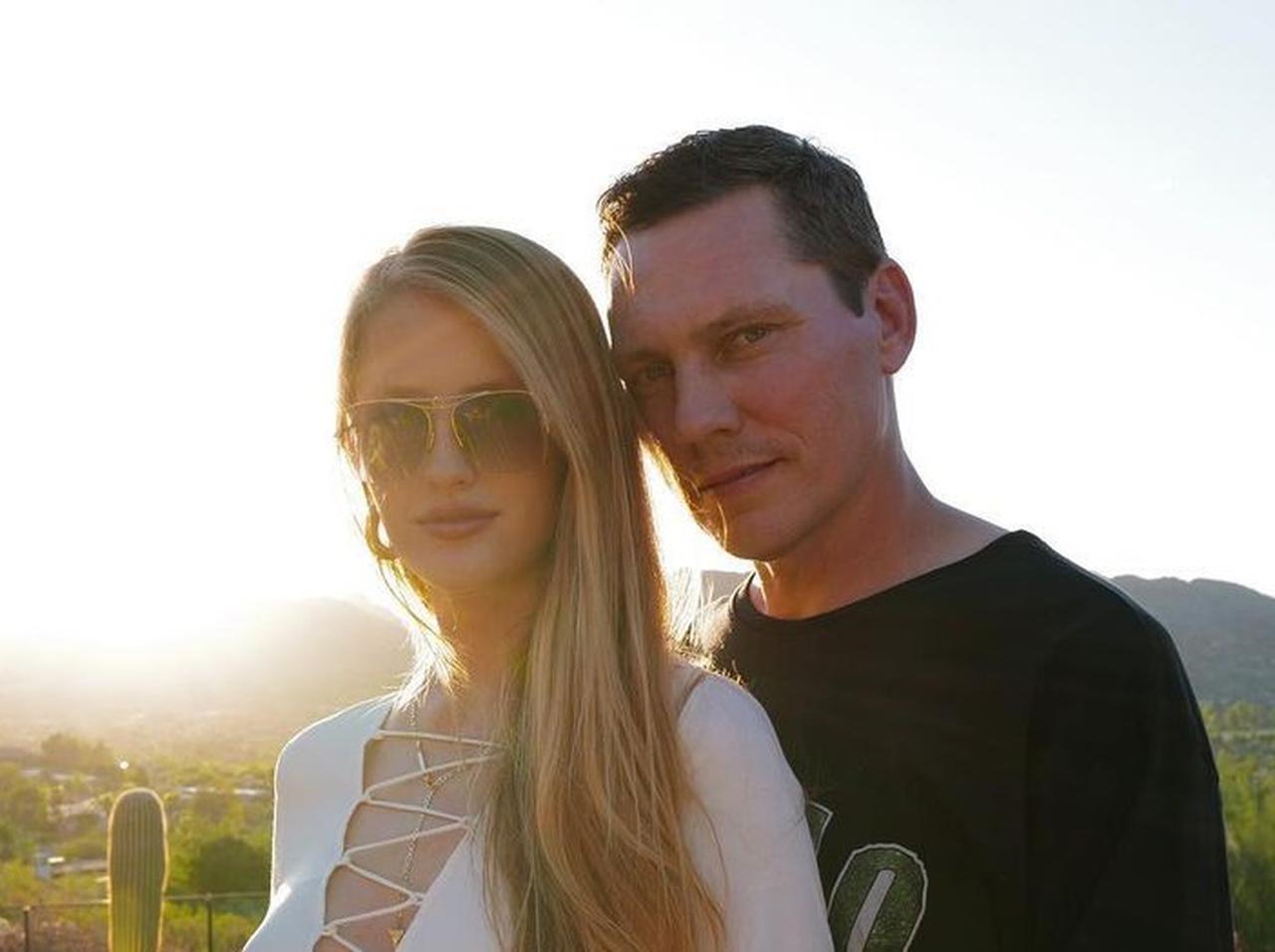 DJのティエストが第1子をお披露目!27歳下のモデル妻を「チャンピオン」と賞賛