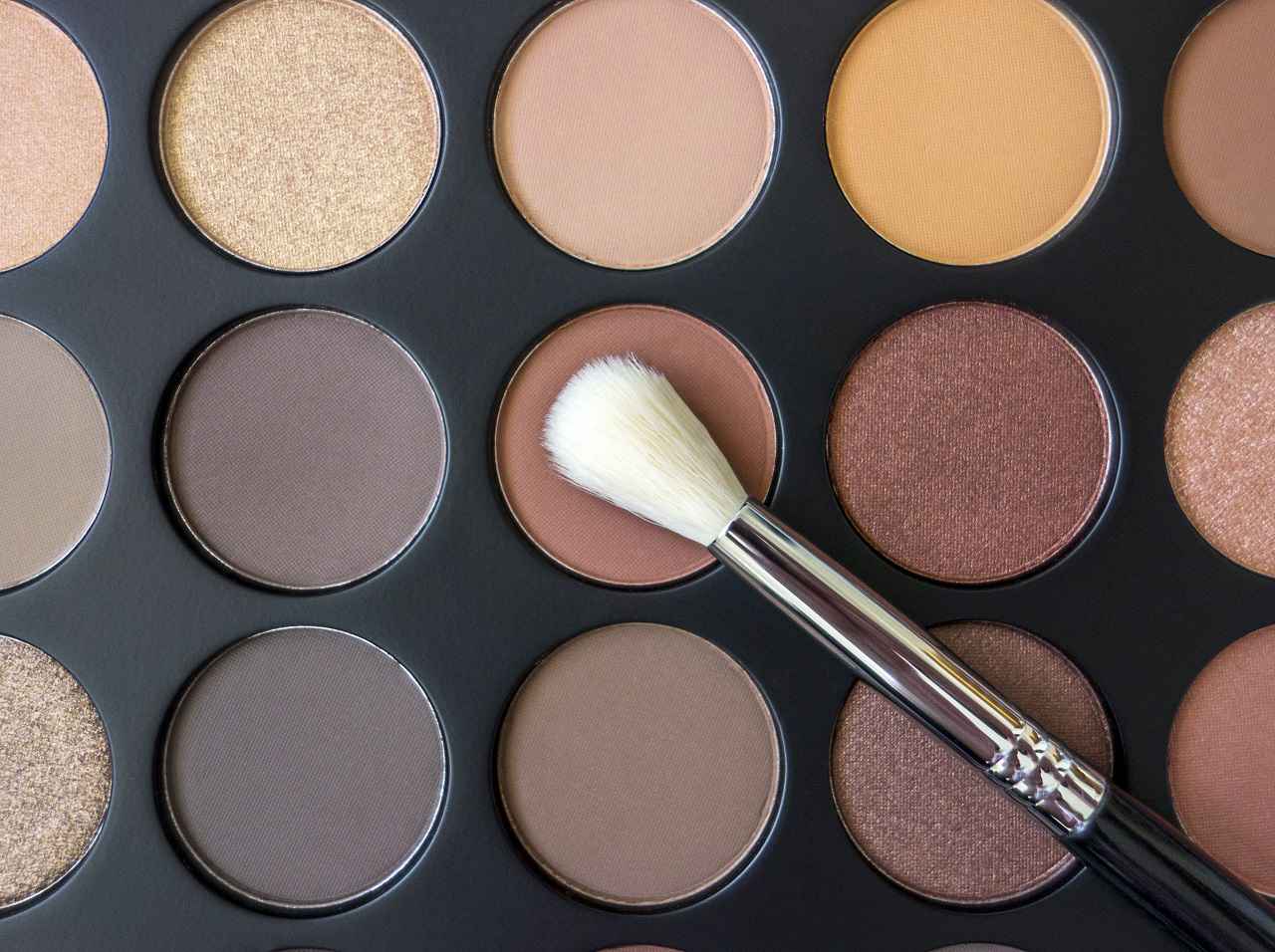 アイシャドウのヨレはこう防ぐ!プロが勧めるメイク前のちょっとしたコツ