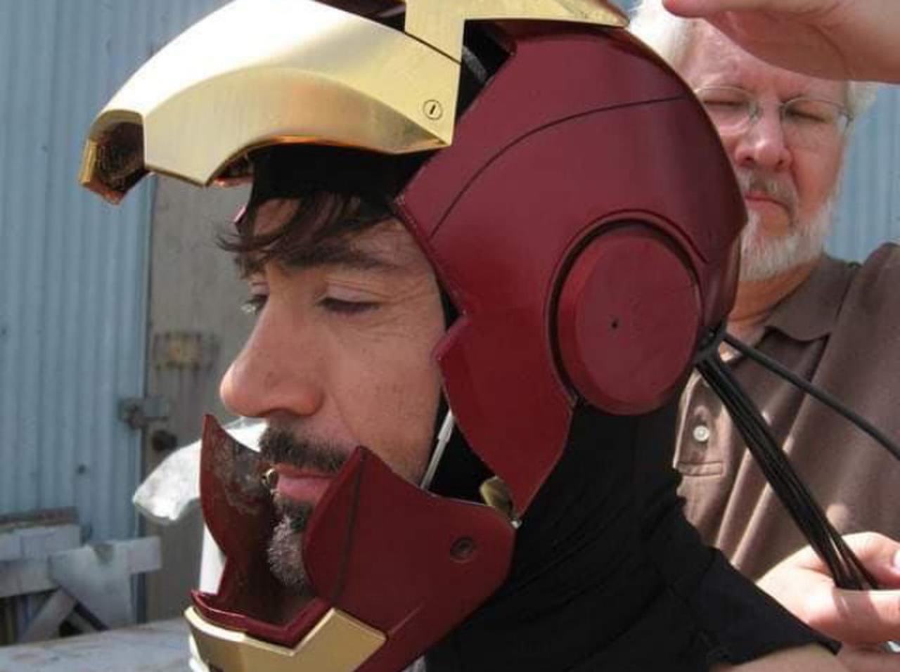 『アイアンマン』ロバート・ダウニー・Jr.が初めてヘルメットを試着した時の写真が発掘される