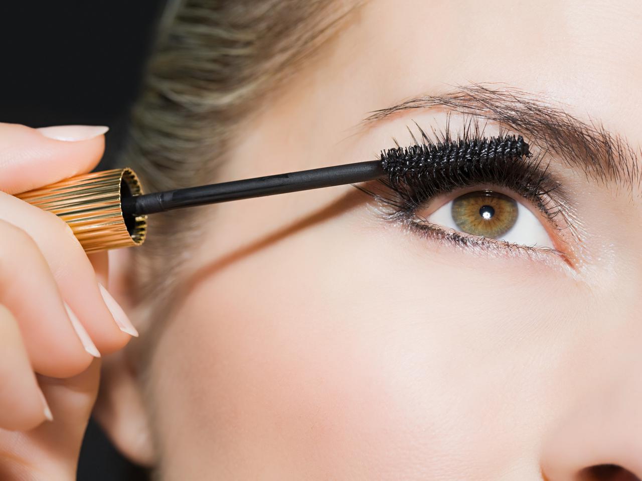 すぐに捨てるべき!?マスカラの“寿命切れ”を見分けるサイン