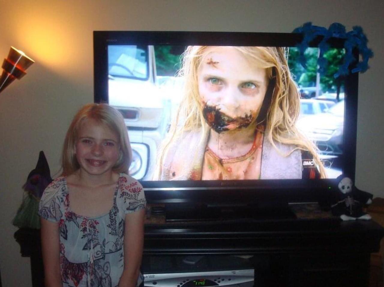 『ウォーキング・デッド』の“初ゾンビ”子役が20歳!「過去vs今」写真を10周年記念に公開し大反響