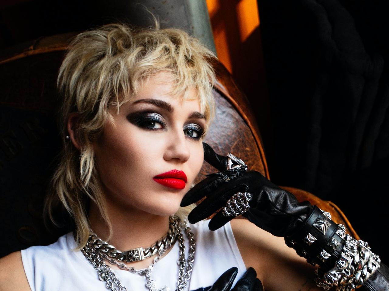 ロックスター、マイリー・サイラス見参!新作『プラスティック・ハーツ』を本日リリース