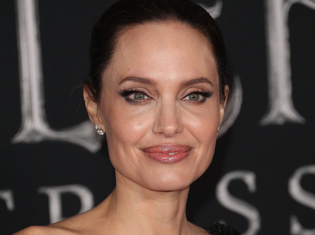 アンジェリーナ・ジョリー、巨匠戦場カメラマンの自伝映画で監督を務める