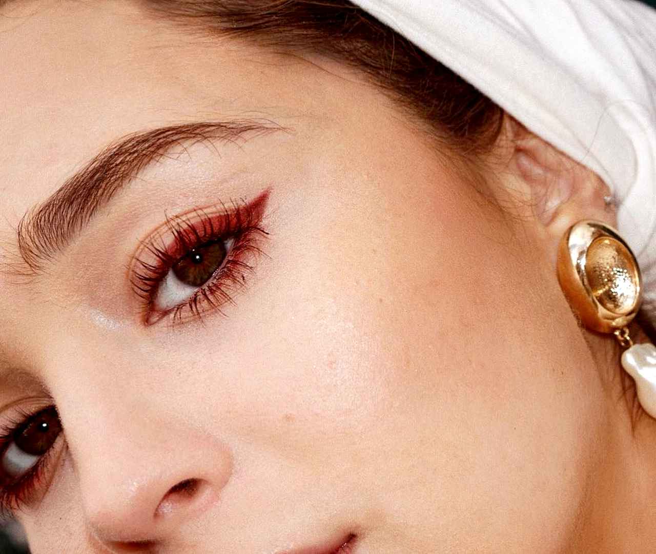 オシャレで色っぽい目!「赤系マスカラ」の取り入れ方と注意点