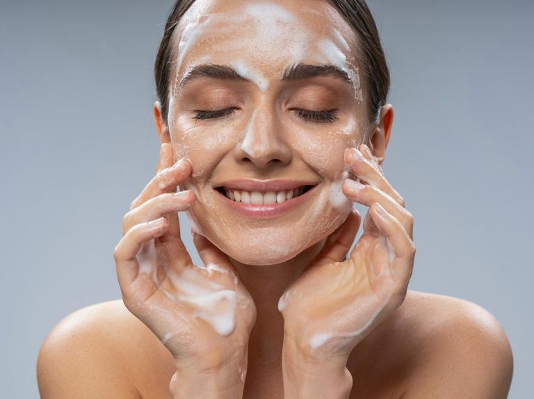 肌がつっぱる洗顔料を使い続けるのはNG!皮膚科医が教える洗顔料の選び方