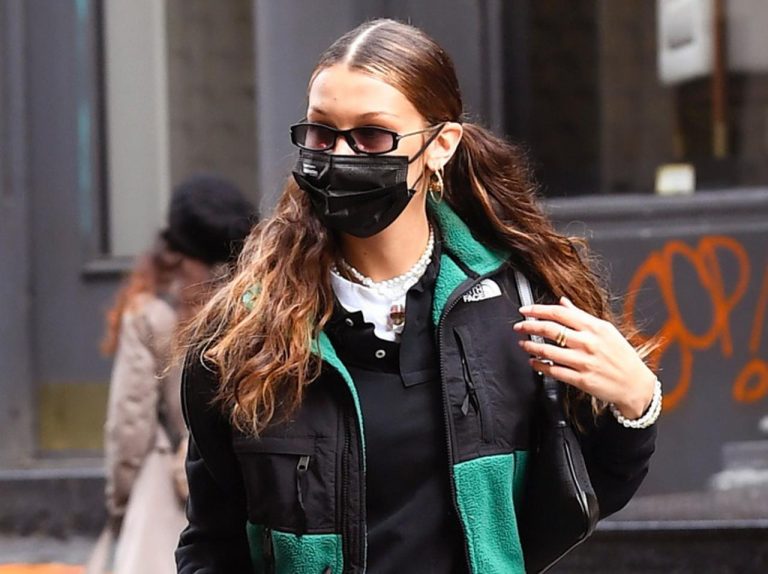 ベラ・ハディッド、「ザ・ノース・フェイス」のジャケットで防寒もおしゃれもばっちり【写真アリ】