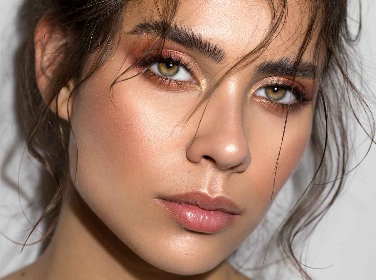 今っぽい眉が「つけまつげのり」でつくれる！SNSで話題のそのメイク法とは？