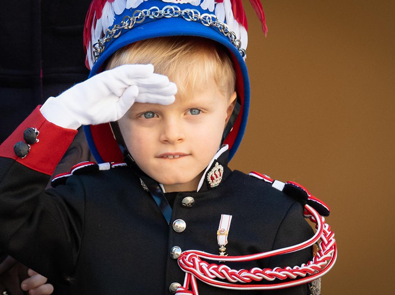 モナコの建国記念日にジャック公子が制服を着て登場!びしっと敬礼する姿も