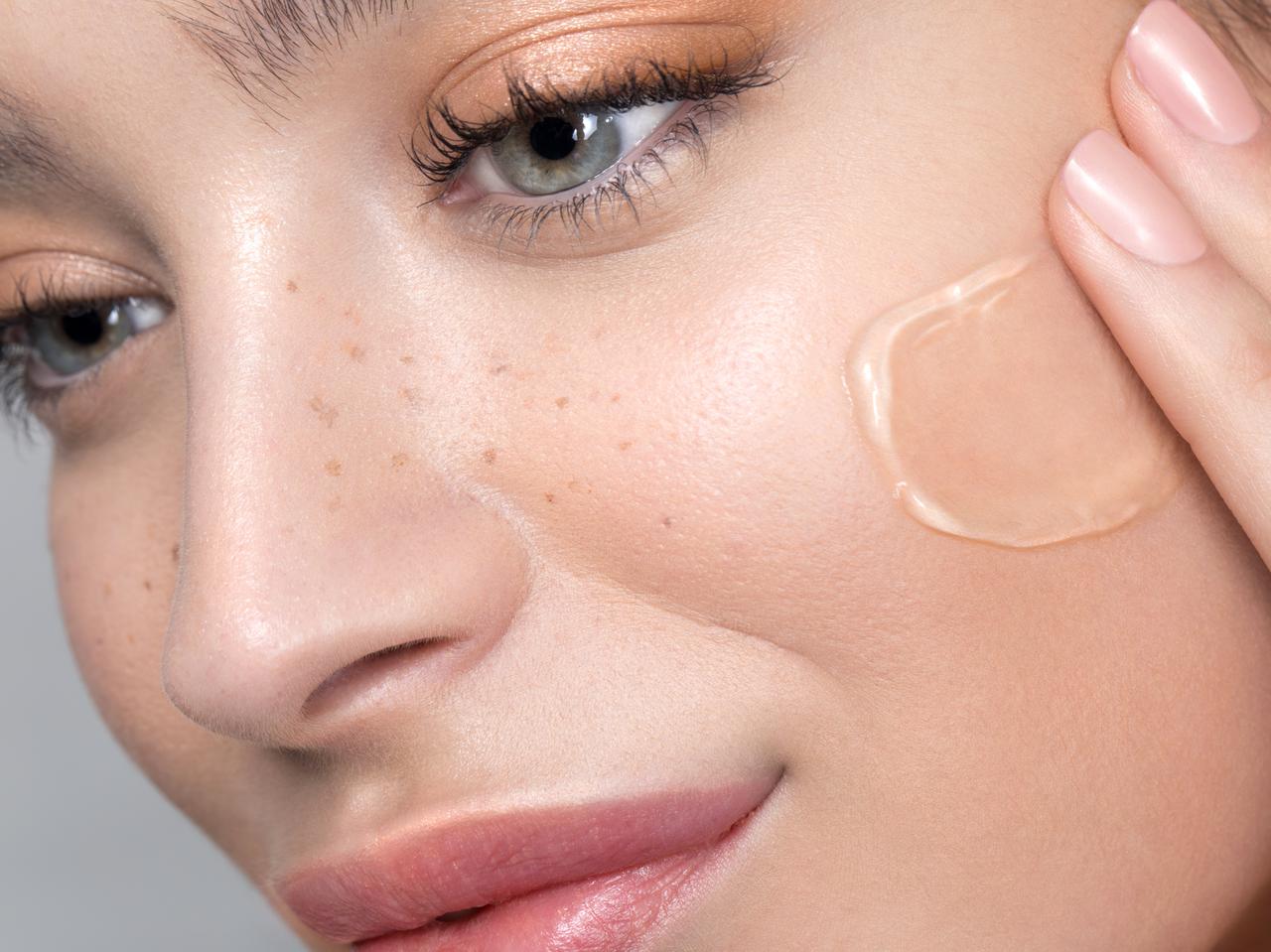 ベースメイクの“順番”を変えるだけ！毛穴レスな陶器肌が叶う話題のメイクテク