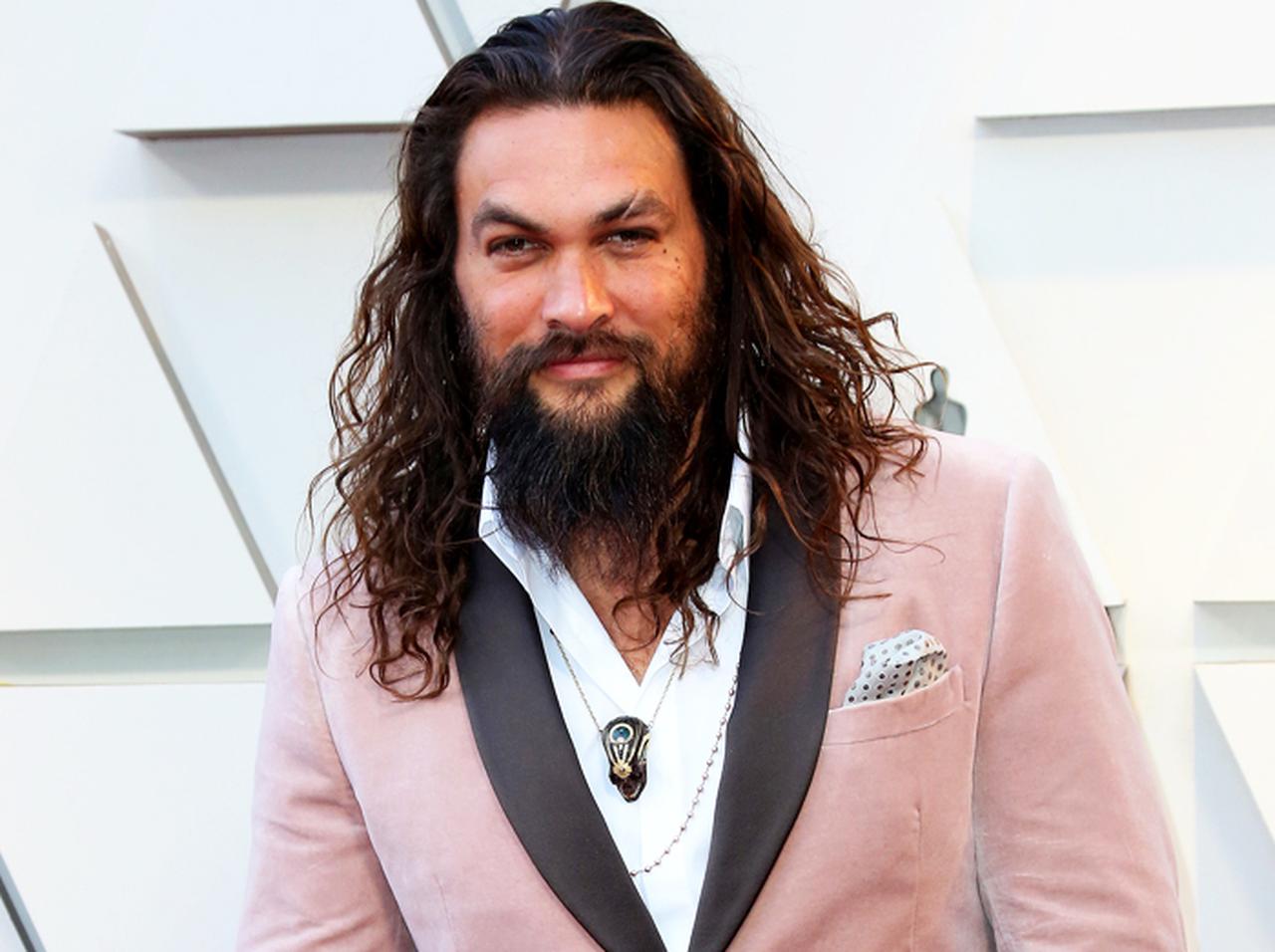 ジェイソン・モモア、あえて「ピンクの服」を着まくる理由がカッコいい！