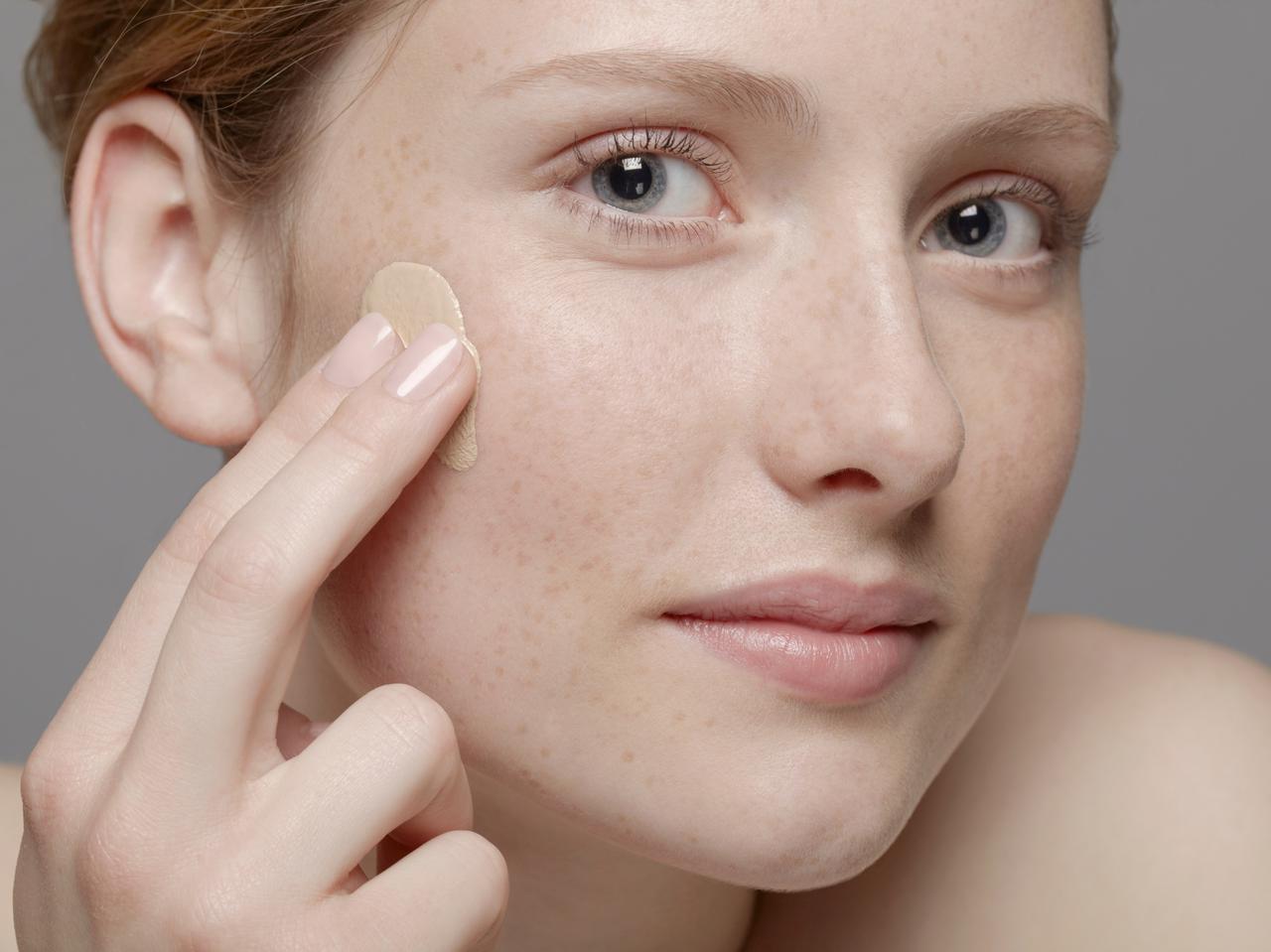 濃いシミを隠して若見え肌に！厚塗り感ゼロのカバー方法