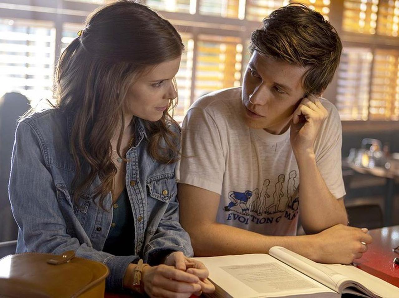 「教師と生徒の恋愛」という問題にメスを入れる衝撃的なドラマ『A Teacher』のあらすじをご紹介