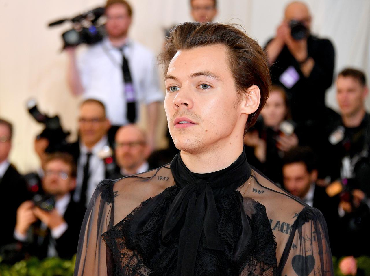 ジェンダーの「障壁を取り除く」ハリー・スタイルズが女性用の服を着る理由