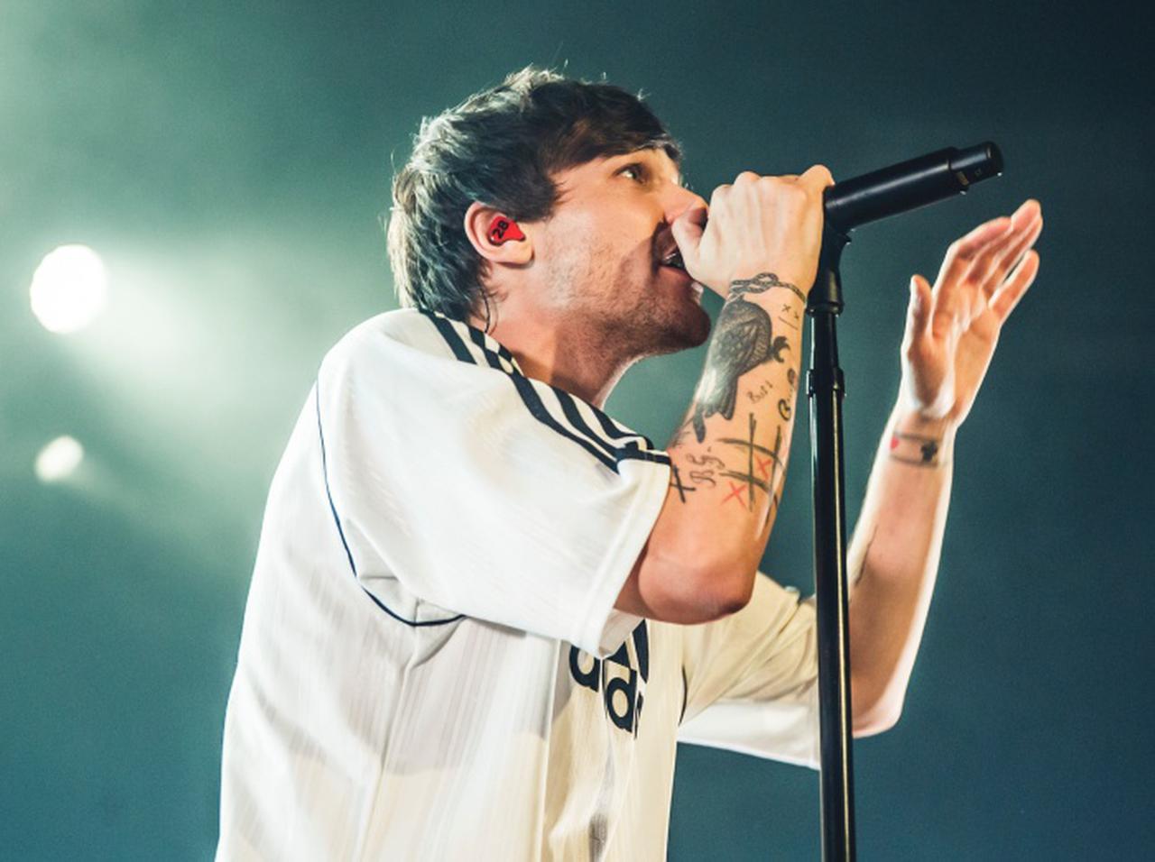 ルイ・トムリンソン、母親と妹を亡くした自分を「可哀想と思わないで」