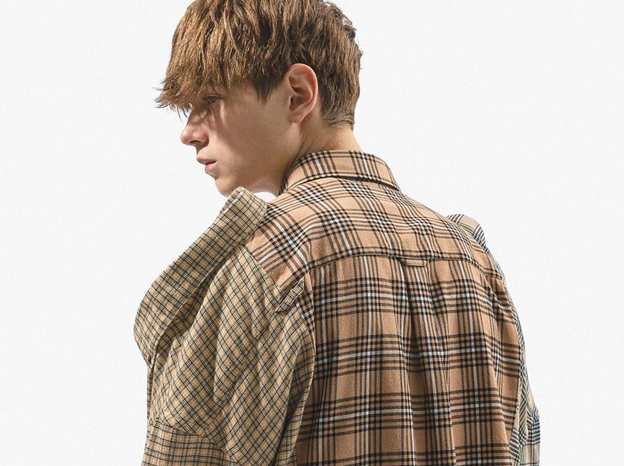 バーバリー、どこから顔を出していいのか分からないシャツが登場