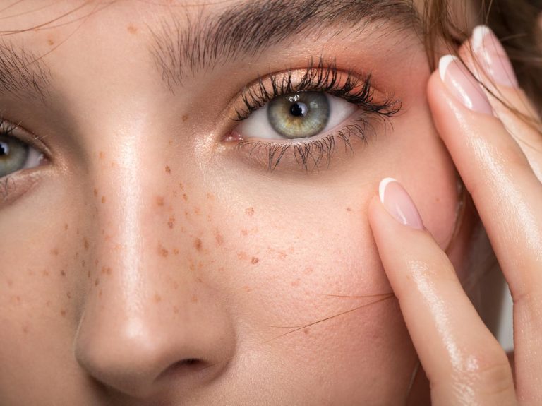 今っぽいデカ目をゲット!「黒」を使わずに目を大きく見せるテク3つ