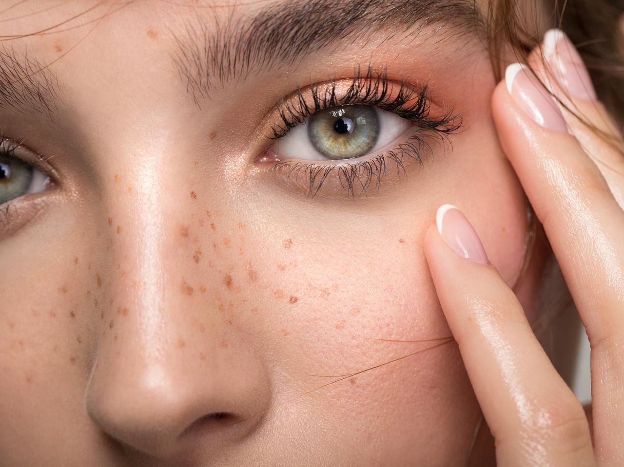 今っぽいデカ目をゲット！「黒」を使わずに目を大きく見せるテク3つ