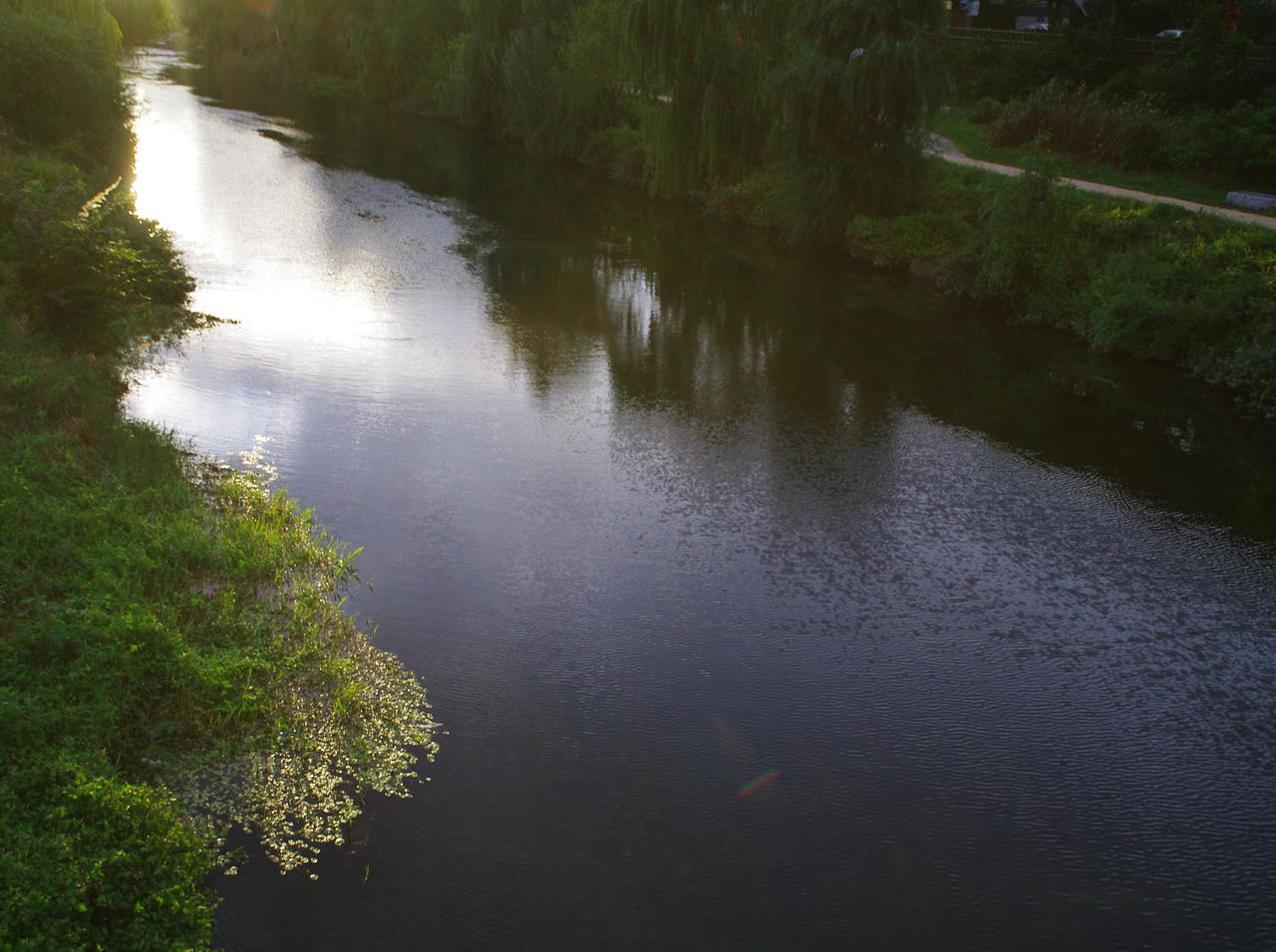 マジック？水の上を人が歩いてる…、「真相」を写した画像に衝撃