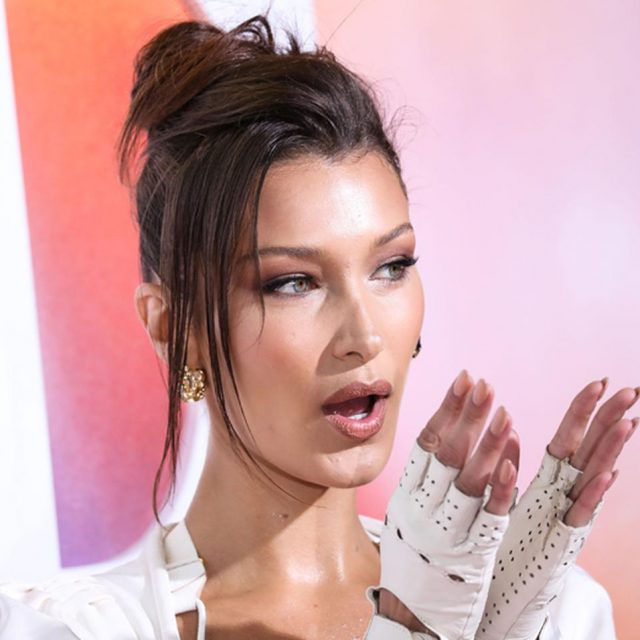 ベラ・ハディッド、Zoom会議に臨む「格好」が目のやり場に困る