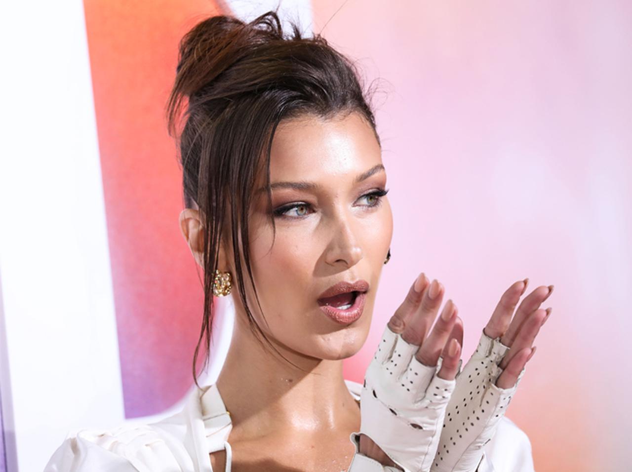 ベラ・ハディッド、Zoom会議に臨む「格好」が目のやり場に困る