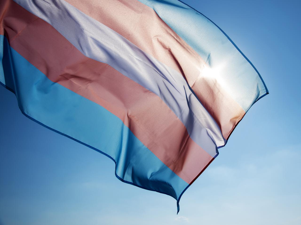 iPhoneの絵文字に“トランスジェンダーフラッグ”や“ウェディングドレスを着た男性”などが追加