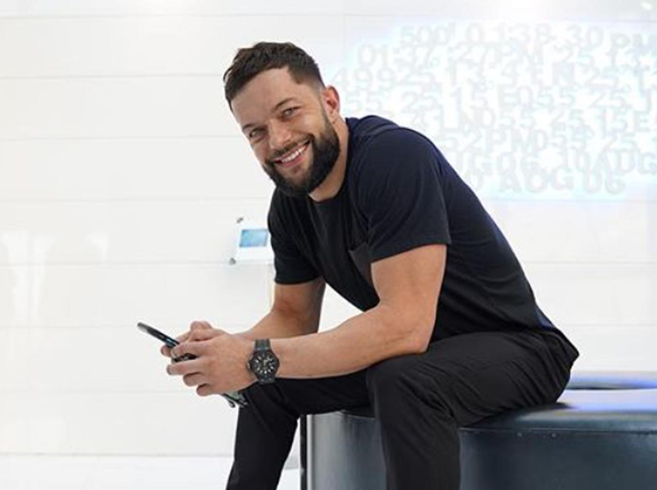 プロレスラーのフィン・ベイラー、「カオナシ」のコスプレがジワる