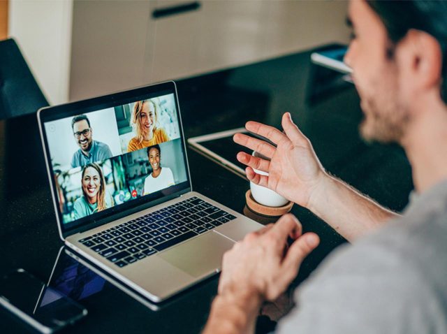 Zoom会議中に部屋をディスられた俳優が「絶妙な対応」 セレブから応援相次ぐ