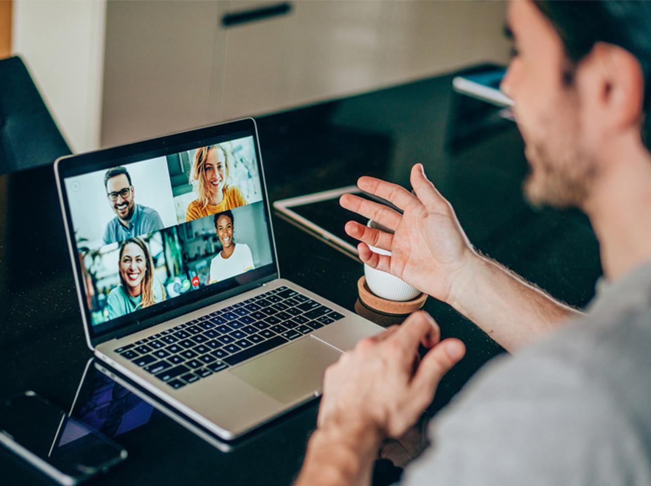 Zoom会議中に部屋をディスられた俳優が「絶妙な対応」 セレブから応援相次ぐ