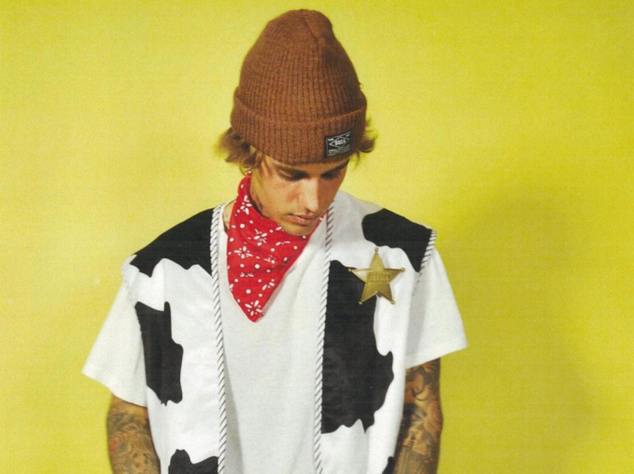 ジャスティン・ビーバー、ほぼ私服で『トイ・ストーリー』ウッディに仮装