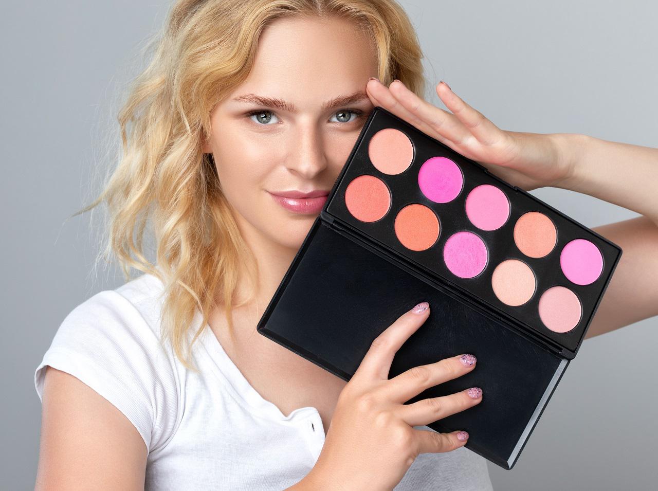 崩れにくいチークはどれ？長時間ヨレないのはあのタイプ！