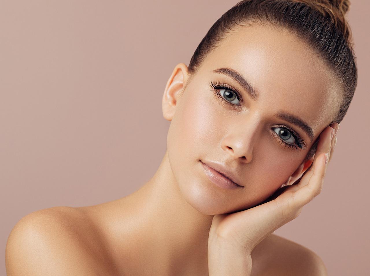 あご周りラインを瞬時にスッキリ見せるプロのメイク術