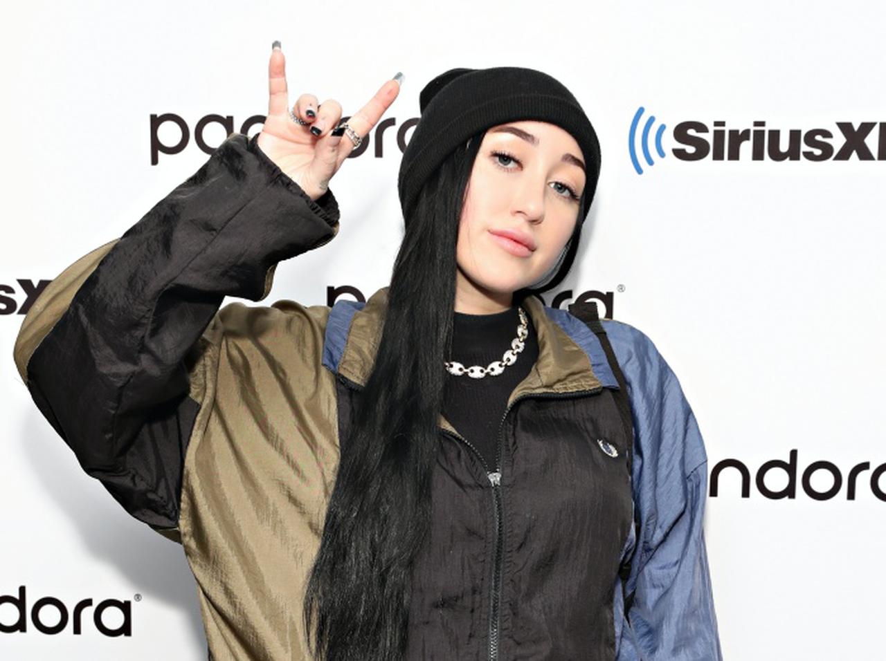 姉マイリーとの比較に悩まされてきたノア・サイラス、グラミー賞新人賞へのノミネートを受け涙