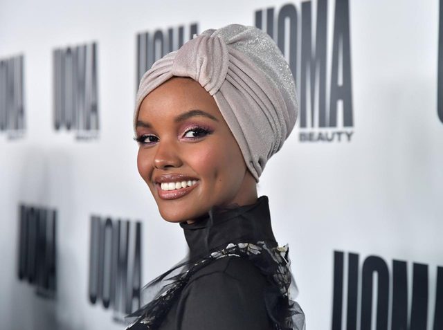 ヒジャブを被ったモデルのハリマが自分の信念のためにランウェイモデルを引退