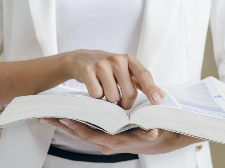 「女性」の類語に「あばずれ」、オックスフォード辞書の性差別的な定義や例文に抗議→改正