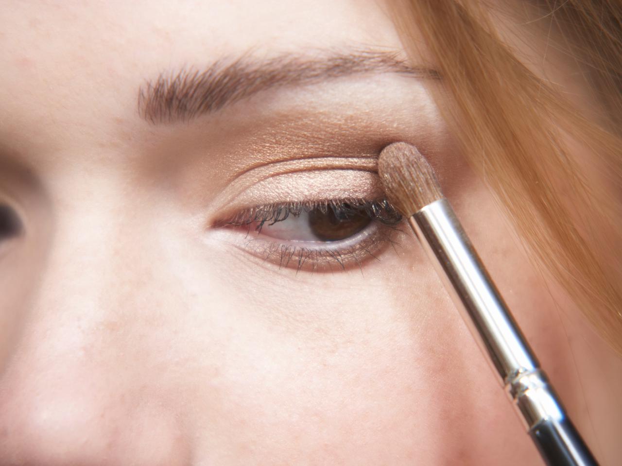 アイシャドウの“中間色”はどう使うのが正しい?海外のプロが解説