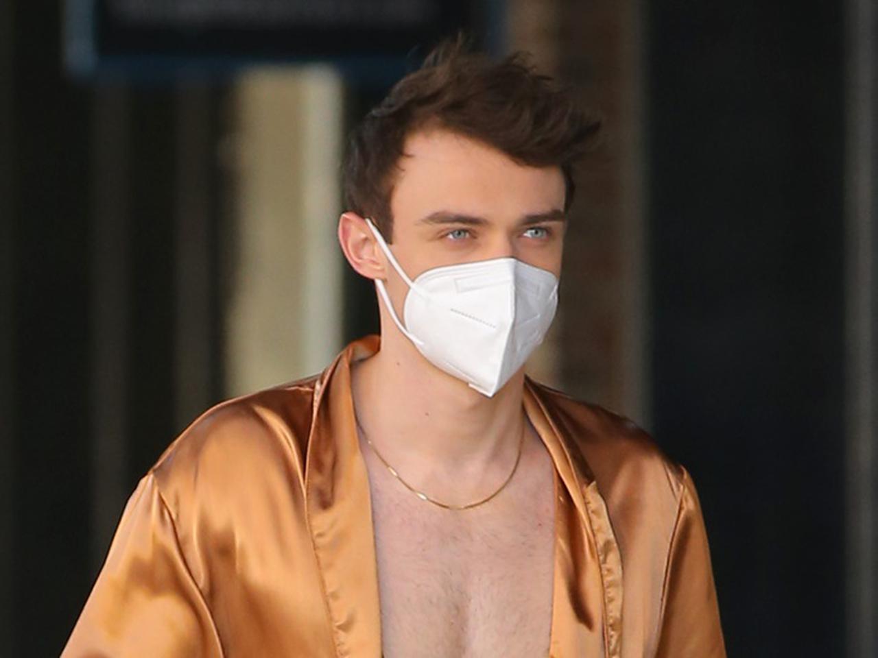 トーマス・ドハーティが“ほぼ下着姿”でニューヨークへ、『ゴシップガール』の撮影か