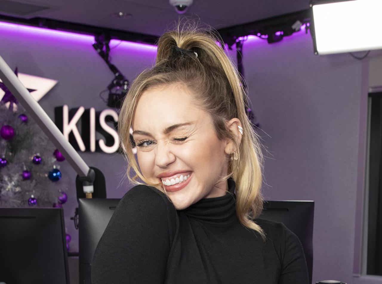 マイリー・サイラス、ドラァグクイーンによるハンナ・モンタナのパフォーマンスに大興奮