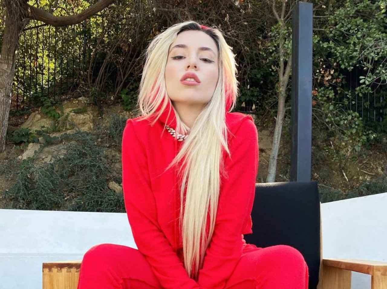 「モンスターたちはこれを愛だって」エイバ・マックスが新曲「My Head & My Heart」をリリース