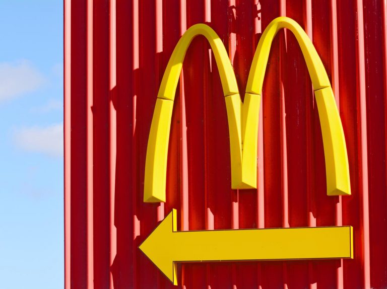 マクドナルドのチーズバーガー「1年間無料」の方法、ハードル高すぎ!