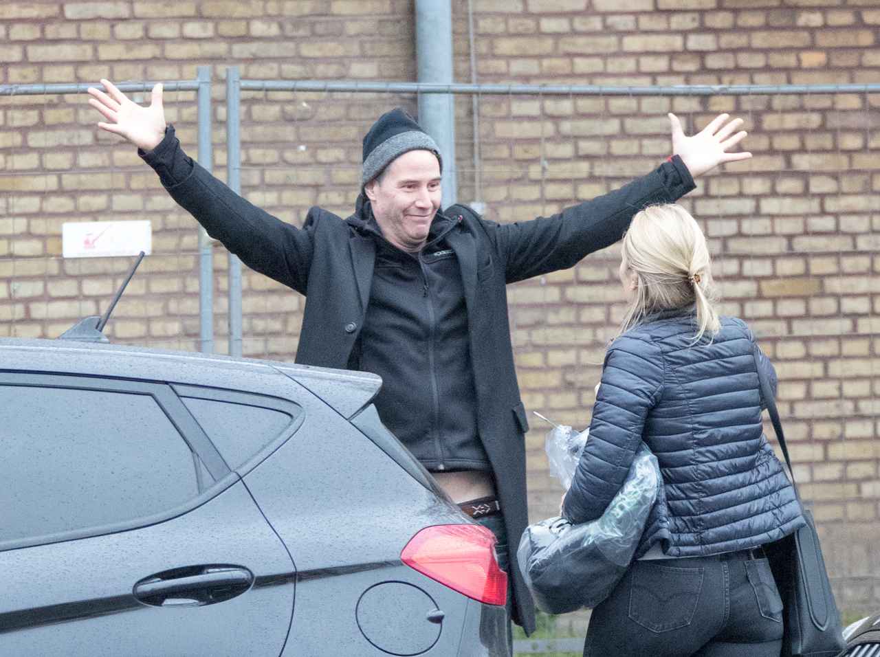 キアヌ・リーブスが両手広げて笑顔でハグ待ち！友達に見せた顔が可愛すぎる!!