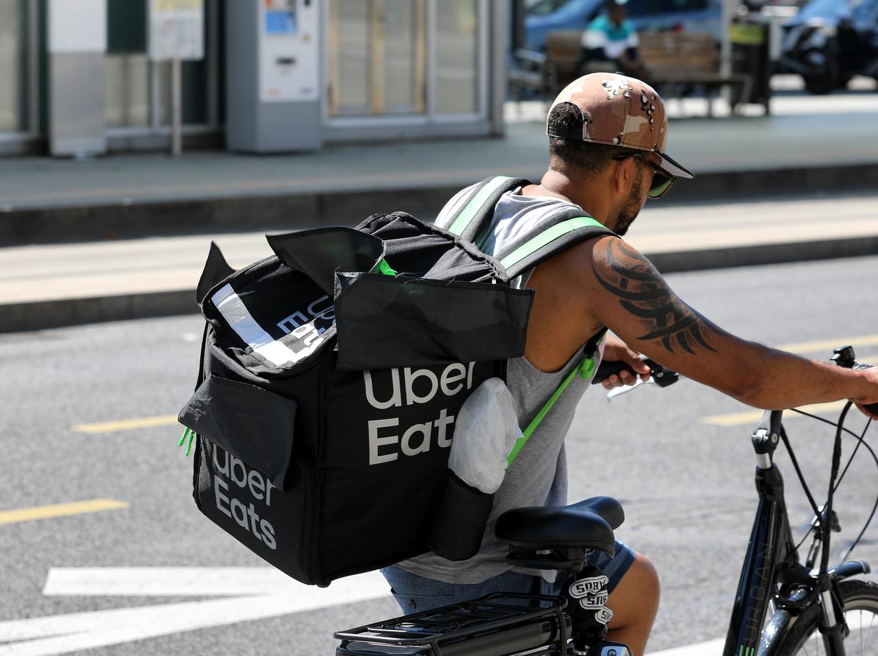 ウーバーイーツ配達員にかかる「プレッシャー」、斜め上からで爆笑