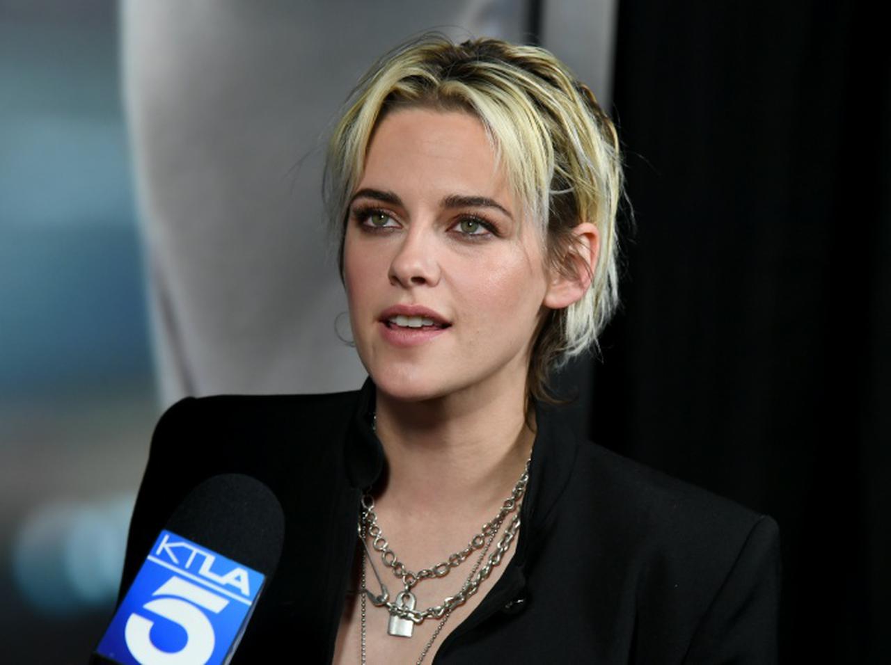 クリステン・スチュワート、ストレートが同性愛者を演じるのは「グレー」なところがある