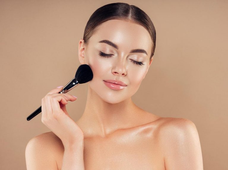 チークはこれが落とし穴!顔がたるんで見える避けるべき塗り方とは?