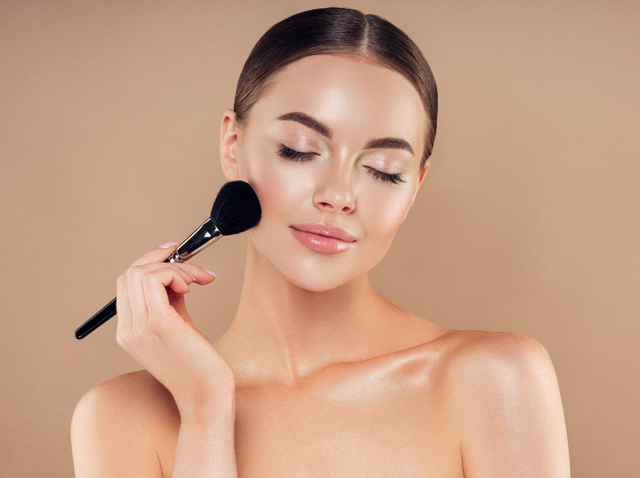 チークはこれが落とし穴!顔がたるんで見える避けるべき塗り方とは?